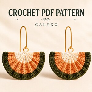 Può includere: Un paio di orecchini all'uncinetto a semicerchio con un motivo a blocchi di colore bianco, pesca e verde scuro. Gli orecchini pendono da ganci in metallo dorato. Il testo CROCHET PDF PATTERN e CALYXO è visualizzato sopra gli orecchini.