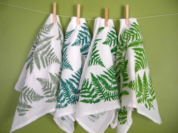 Zeefdruk met drie varens op katoenen meelzakhanddoek - perfect cadeau voor natuurliefhebber - Woodsy Home Warming-cadeau