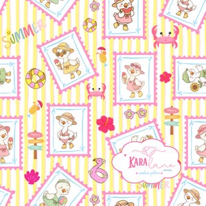 Könnte beinhalten: Ein nahtloses Muster mit Zeichentrickenten in rosa Briefmarkenrahmen auf gelb gestreiftem Hintergrund. Das Design enthält Sommer-Symbole wie Krabben, Hibiskusblüten, Eiscreme und ein Logo mit der Aufschrift KARA LANE corner.