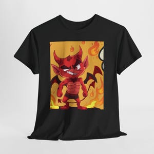 Maglietta con personaggio diavolo dei cartoni animati / Illustrazione di un simpatico demone con fiamma rossa