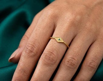 ゴールドスター刻印リング、天体モチーフのバンド、ハンドメイドジュエリー｜ミニマルで繊細な重ね付けエンゲージリング、彼女へのファインジュエリーギフト