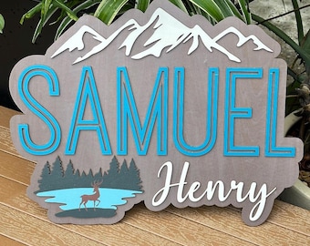 Gepersonaliseerde naambordje kinderkamer, houten naambordje voor jongen, bosthema muur decor, berg en hert babykamer decor, kraamcadeau