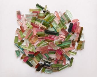 Lote de lápices de turmalina multicolor natural en bruto, peso 75 quilates, tamaño 16 x 4 mm, varillas de turmalina bicolor en bruto, turmalina arcoíris para la fabricación de joyas.
