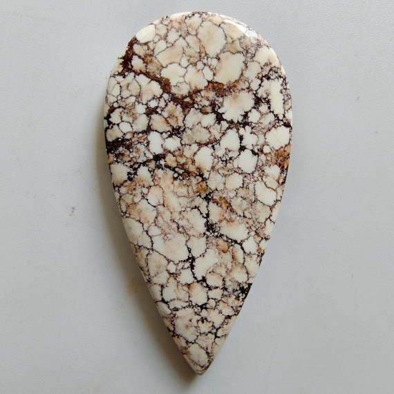 天然石　瑪瑙　ハート　カービング　虹入り　台座付き⭐️2671 Natural Wild Horse Magnesite Pear Cabochon Weight 51 Caret 1 Piece