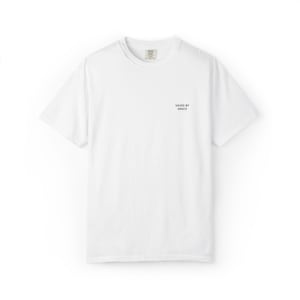 以下が含まれることがあります： 前面に黒で「SAVED BY GRACE」とプリントされた白いTシャツ。クルーネックと半袖です。生地は柔らかい綿混紡のようです。