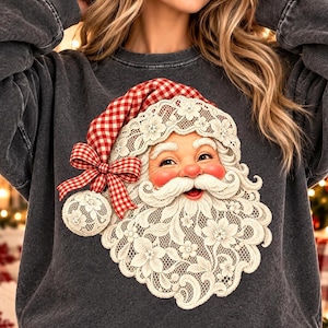 Visage de Père Noël tendance en fausse dentelle (PNG), visage de Père Noël vintage (PNG), nœud vichy de Noël (PNG), Noël coquette, Père Noël rétro, motif de fêtes