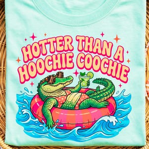 Heißer als Hoochie Coochie Gator PNG & PDF, Lustiges Alligator Pool Float Shirt Design, niedliche Sommer Gator Sublimation, Lake Life Trendy Grafik