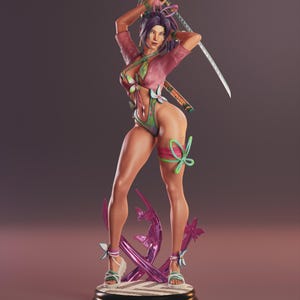 Puede incluir: Figura detallada de una mujer con un atuendo rosa y verde, sosteniendo una katana. La figura tiene cabello morado y está posada sobre una base decorativa con detalles morados y mariposas. La figura lleva sandalias con lazos.