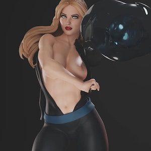 Op de afbeelding: Een digitaal gerenderde afbeelding van een vrouw met lang blond haar en rode lippenstift. Ze draagt een zwart jumpsuit met een blauwe tailleband en houdt een groot, zwart, bolvormig object vast.