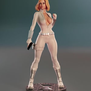 Puede incluir: Figura de una mujer con un mono blanco con detalles plateados y un escote pronunciado. Sostiene una pistola negra y está de pie sobre una base redonda. Pelo rubio corto.