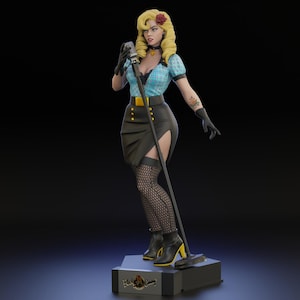 Peut inclure: Une figurine de chanteuse blonde avec une rose rouge dans les cheveux, portant un haut bleu à carreaux à manches courtes, une jupe noire à boutons dorés, des bas résille et des gants noirs. Elle tient un micro argenté sur pied. Socle Black Canary.