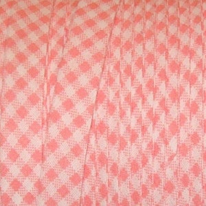 Op de afbeelding: Roze en wit gingham lint met een klein geruit patroon. Het lint is geweven en heeft een gladde textuur.