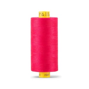 Puede incluir: Una bobina de hilo de coser rosa brillante. El hilo está enrollado firmemente alrededor de un núcleo cilíndrico. Las etiquetas amarillas en la parte superior e inferior muestran texto y números. El fondo es blanco.