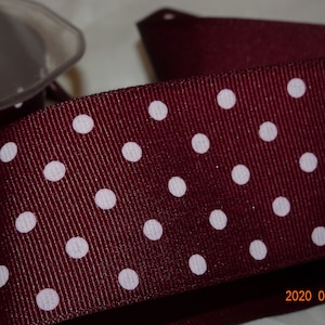 1-1/2" pruim bordeauxrode wijngrosgrain lint met witte stippen Old Store-voorraad op maat gesneden