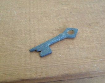 Ancient bronze key Free shipping to USA