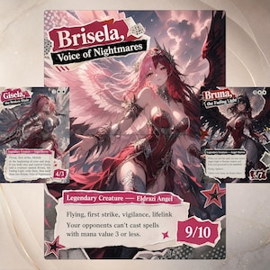 Puede incluir: Una carta coleccionable que muestra a Brisela, Voice of Nightmares, junto a cartas más pequeñas de Gisela, the Broken Blade y Bruna, the Fading Light. La figura central tiene cabello rosa y rojo, alas grandes y un vestido rojo con texto.
