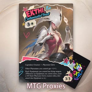Puede incluir: Una carta coleccionable rectangular titulada Ekthi, Contaminator Priest que muestra una figura con armadura blanca y prenda roja sosteniendo un bastón brillante. La carta incluye texto de juego, una calificación de fuerza y resistencia 3/3.