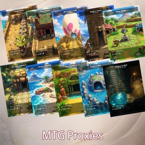 Puede incluir: Una colección de diez cartas de juego rectangulares con ilustraciones vibrantes de paisajes de fantasía, incluyendo Turtle Rock, Face Shrine, Wind Fish's Egg, Eagle's Tower, Mabe Village, Tail Cave Entrance, Toronbo Shores, Key Cavern, Catfish's Maw y Bottom of Well.