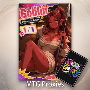 Pode incluir: Um cartão de arte de fantasia com uma mulher goblin de pele vermelha com orelhas pontudas, segurando uma lança. O cartão está rotulado como "Goblin" e "1/1". Um cartão preto com o texto "Token Galaxy" também é visível. O texto "MTG Proxies" está na parte inferior.