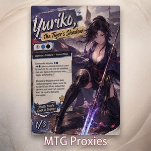 Peut inclure: Carte proxy MTG personnalisée avec "Yuriko, l'Ombre du Tigre". La carte présente une illustration détaillée d'une femme ninja avec une épée, sur fond de paysage d'inspiration japonaise. La carte comprend du texte détaillant ses capacités et est étiquetée "1/3."