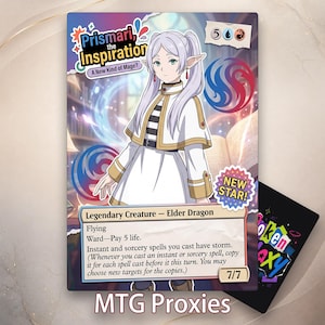 Peut inclure: Une carte à collectionner rectangulaire représentant un personnage elfe de style anime aux longs cheveux blancs, vêtu d'une tenue blanche et dorée. Le texte indique Prismari, the Inspiration, A New Kind of Mage, Legendary Creature, Elder Dragon, 7/7.