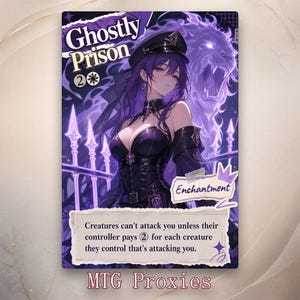 Könnte beinhalten: Eine rechteckige Sammelkarte mit dem Titel Ghostly Prison, die eine violetthaarige Figur mit Militärkappe und dunklem Outfit zeigt. Die Karte enthält den Text Enchantment und Angriffsregeln vor dem Hintergrund eines spektralen Löwen.