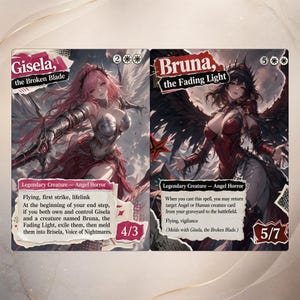 以下が含まれることがあります： ピンクの髪と銀の鎧を纏ったGisela, the Broken Bladeと、黒髪と赤い衣装のBruna, the Fading Lightのイラストが描かれた2枚のトレーディングカード。両方のカードにはテキスト、パワーとタフネスの数値、そして翼が描かれています。
