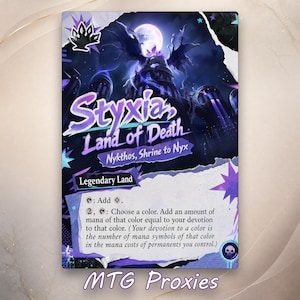 Puede incluir: Una carta coleccionable rectangular titulada Styxia, Land of Death, Nykthos, Shrine to Nyx. La ilustración muestra un paisaje oscuro en tonos morados con una gran luna y pilares. El texto incluye Legendary Land e instrucciones de maná.