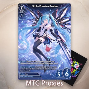 Könnte beinhalten: Eine rechteckige Sammelkarte mit dem Titel Strike Freedom Gundam, die eine blauhaarige Figur mit langen Zöpfen in einem weiß-schwarzen Outfit mit mechanischen Flügeln zeigt. Die Karte enthält Spielstatistiken, Text und ein rotes Symbol.
