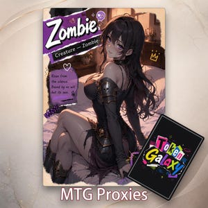 Könnte beinhalten: Eine Fantasy-Art-Karte mit einer Frau in dunkler Kleidung, dem Wort "Zombie" in Lila und Weiß und dem Text "Kreatur - Zombie". Die Karte zeigt auch den Text "Token Galaxy" und ist mit "MTG Proxies" beschriftet.