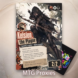 Puede incluir: Una carta coleccionable titulada Kelsien, the Plague, que muestra a un asesino encapuchado con un arco en un bosque. La carta muestra el texto Legendary Creature - Human Assassin, mecánicas de juego y la cita Aim for an eye. Better they never see you. La carta tiene una fuerza y resistencia de 2/2.