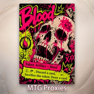 Puede incluir: Una carta de juego rectangular con una ilustración de calavera con acentos en rosa neón y verde lima sobre un fondo negro. El texto dice Blood, Token Artifact - Blood y 1, tap, Discard a card, Sacrifice this token: Draw a card.