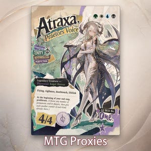 Puede incluir: Una carta coleccionable rectangular que muestra al personaje Atraxa, Praetors' Voice, representado como un ángel vestido de blanco con alas oscuras. La carta incluye texto como Legendary Creature, Phyrexian Angel Horror y la frase All Will Be One.