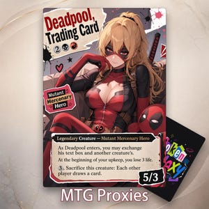 Puede incluir: Una carta coleccionable de Deadpool con un personaje estilo anime de cabello rubio y traje rojo y negro. El texto dice Deadpool, Trading Card, Mutant Mercenary Hero, e incluye reglas de juego, fuerza 5/3 y un pequeño peluche.