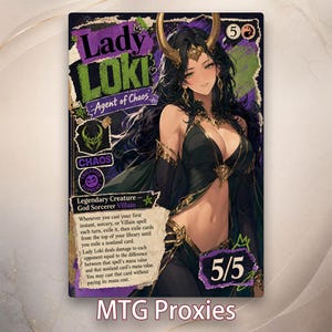 Puede incluir: Una carta coleccionable con una ilustración de Lady Loki, Agent of Chaos, con cabello largo y oscuro y cuernos dorados. La carta muestra el texto Lady Loki, Agent of Chaos, Legendary Creature, God Sorcerer, Villain y una fuerza de 5/5.