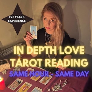 Op de afbeelding: Een vrouw houdt een tarotkaart vast, met de tekst "IN DEPTH LOVE TAROT READING SAME HOUR - SAME DAY". De afbeelding bevat ook een ster-afbeelding met de tekst "+25 YEARS EXPERIENCE". Een rode kaars en tarotkaarten liggen op tafel.