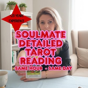 Könnte beinhalten: Eine Frau hält eine Tarotkarte mit Textüberlagerung: "SOULMATE DETAILED TAROT READING SAME HOUR - SAME DAY" und "+25 YEARS EXPERIENCE". Ein weißes Bücherregal mit Pflanzen und eine Teetasse sind im Hintergrund.