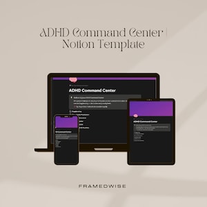 Op de afbeelding: Een witte keramische mok met een zwarte handgreep en de tekst "But First, Coffee" in een vetgedrukte, zwarte letter. De mok staat tegen een vage achtergrond. De mok is ongeveer 10 cm hoog.