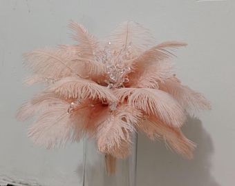Plumes d'autruche rose poudré et tiges de perles transparentes, centre de table pour mariage (50 carats)