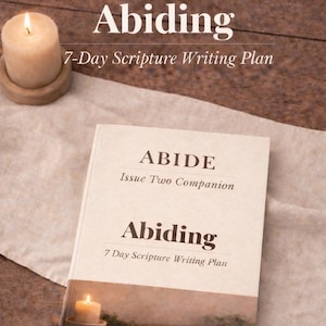Può includere: Un libretto con copertina morbida intitolato "Abiding" con il testo "7-Day Scripture Writing Plan". La copertina presenta una candela accesa e un libro aperto. Sono visibili anche le parole "ABIDE" e "Issue Two Companion". Le parole "Christian Booklet" e "Instant Download" sono in basso.