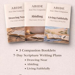 Peut inclure: Image de trois livrets d'accompagnement intitul&eacute;s "ABIDE" avec les sous-titres "Drawing Near", "Abiding" et "Living Faithfully". L'image comprend &eacute;galement le texte "What's Included", "3 Companion Booklets" et "7-Day Scripture Writing Plans".