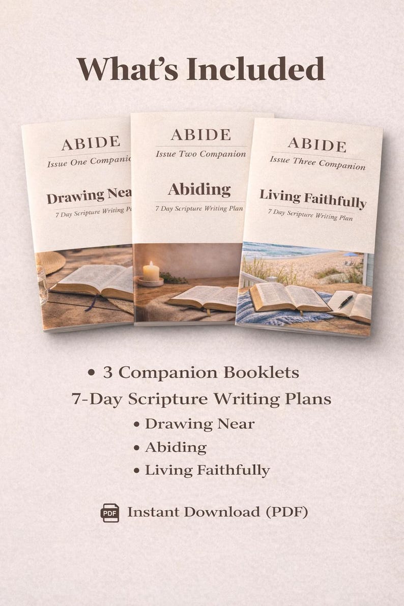Peut inclure: Image de trois livrets d'accompagnement intitul&eacute;s "ABIDE" avec les sous-titres "Drawing Near", "Abiding" et "Living Faithfully". L'image comprend &eacute;galement le texte "What's Included", "3 Companion Booklets" et "7-Day Scripture Writing Plans".