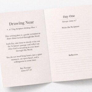 Peut inclure: Livre ouvert intitul&eacute; "Drawing Near" et sous-titr&eacute; "A 7 Day Scripture Writing Plan". La page de gauche contient du texte, et la page de droite est pour &eacute;crire l'&Eacute;criture et la r&eacute;flexion.