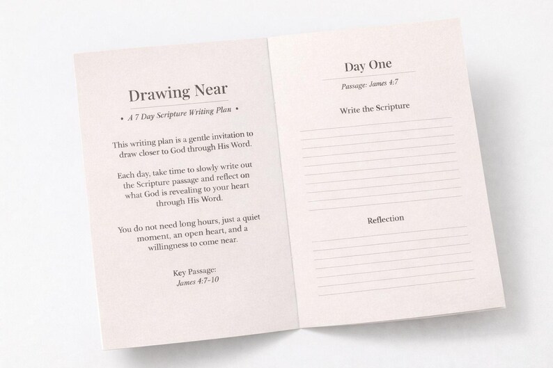 Peut inclure: Livre ouvert intitul&eacute; "Drawing Near" et sous-titr&eacute; "A 7 Day Scripture Writing Plan". La page de gauche contient du texte, et la page de droite est pour &eacute;crire l'&Eacute;criture et la r&eacute;flexion.