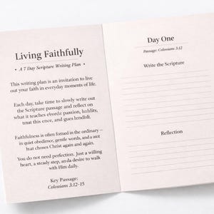 Peut inclure: Livre ouvert avec le titre "Living Faithfully" et le sous-titre "A 7 Day Scripture Writing Plan". Les pages sont beige clair avec du texte noir. La page de droite est pour &eacute;crire l'&Eacute;criture et la r&eacute;flexion.
