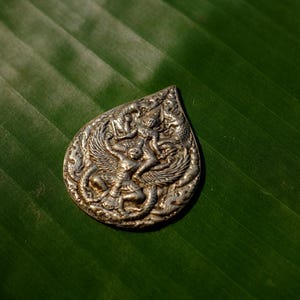 Vintage thailändsk helig amuletthänge – gudomlig figur och yantraskrift | Åldrad skyddande talisman