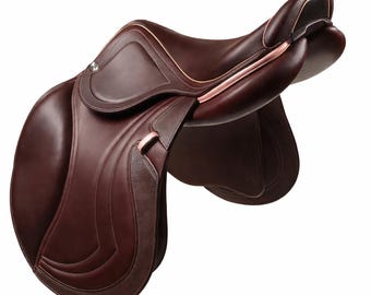 Silla de montar inglesa profesional hecha a mano en cuero genuino y estructura de madera. Productos ecuestres personalizables.