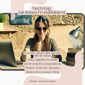 Op de afbeelding: Een vrouw met een zonnebril en een haarband zit aan een bureau met een laptop en een mok. De tekst in het Duits luidt "Viel Erfolg mit deinen Produktbildern!" en "Ich hoffe, dieses Mini-Tutorial hilft dir dabei." De afbeelding promoot tools voor Etsy-verkopers.
