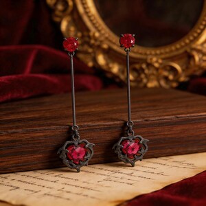 Pendientes colgantes góticos de plata de ley 925 ennegrecida con espinas en forma de corazón y rubí sintético. Pendientes largos estilo bruja-vampiro, regalo oscuro para Halloween.