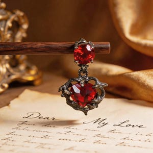 Orecchini a forma di cuore con spine gotiche, in argento sterling 925 annerito con rubino sintetico rosso, gioielli dark academia da strega per Halloween